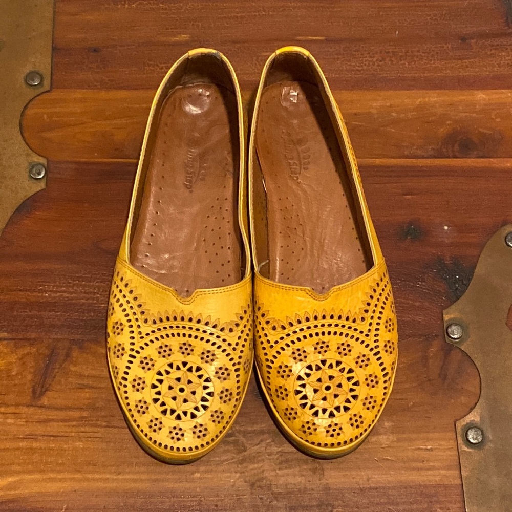 super cute Spring Step yellow flats, Size 37